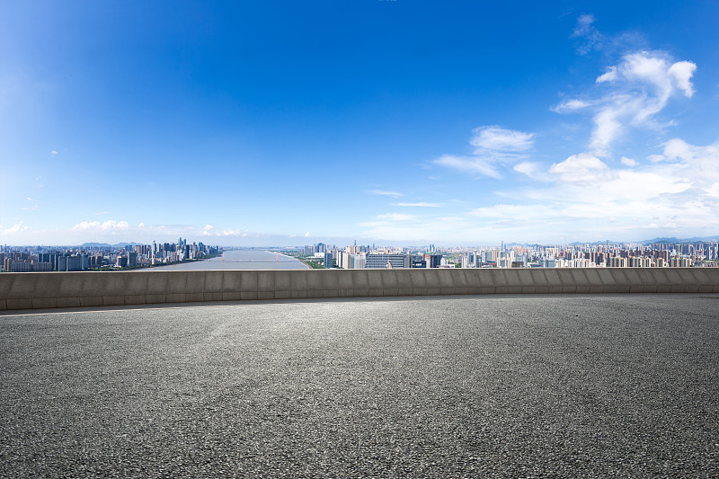 空旷的道路与现代城市的城市景观