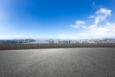空旷的道路与现代城市的城市景观
