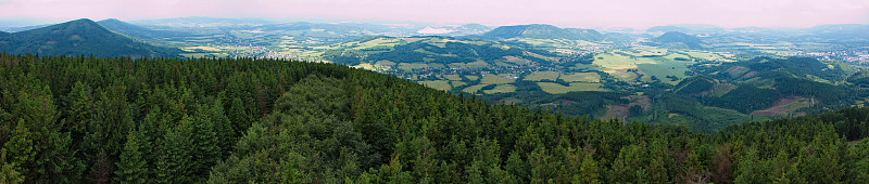 欧洲捷克共和国贝斯基迪Velky Javornik山顶全景
