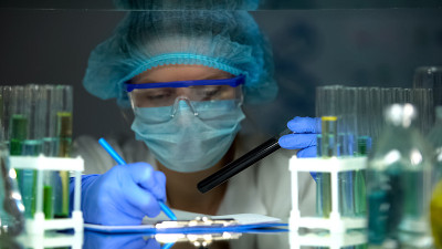 生物学家分析土壤溶液书写结果的肥力水平，农药