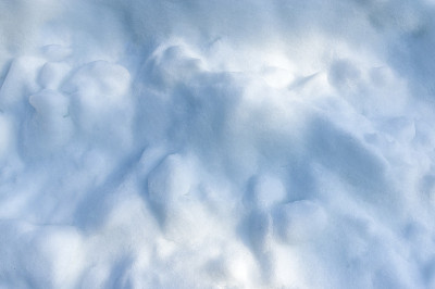 人工冰，用制冰机刨平和准备冰面形成的雪