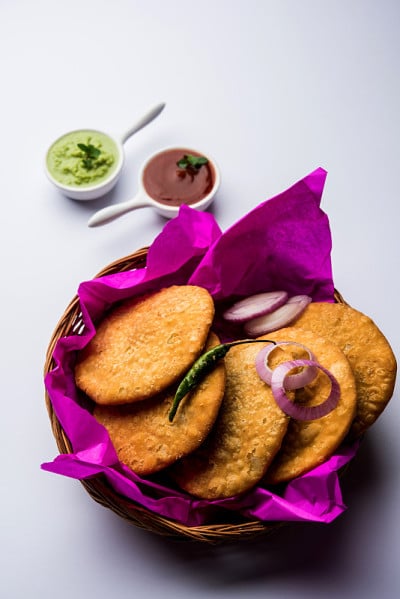Shegaon或Rajasthani Kachori配绿酸辣酱和番茄酱