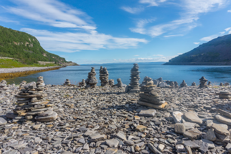 挪威芬马克波桑格峡湾海岸的石头建造的金字塔