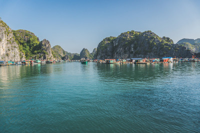 下龙湾的漂浮渔村。越南的吉巴岛