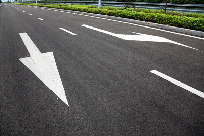 沥青路面上的路标箭头