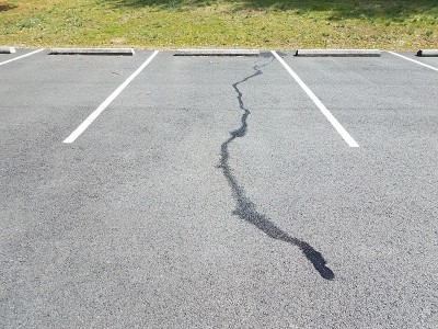 液体溢出停车场黑色路面