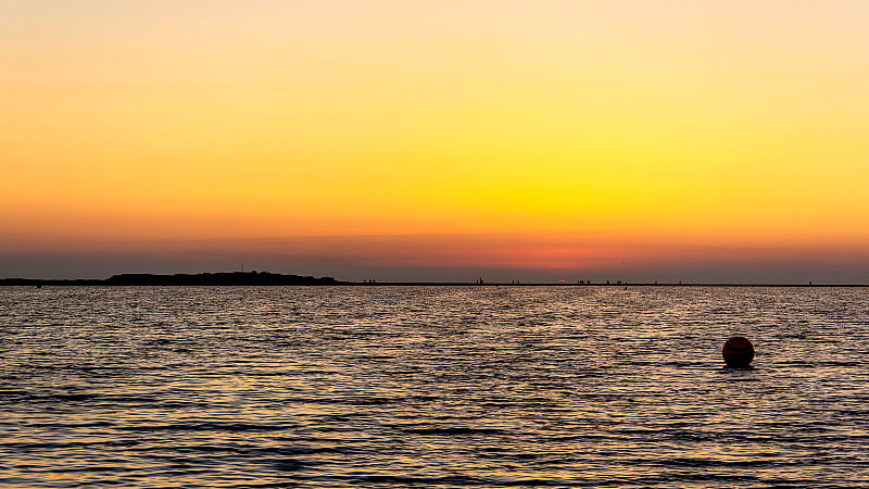 夕阳西柯比，海滨度假胜地威勒尔半岛英国