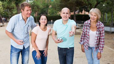 欢快的男性和女性在玩petanque