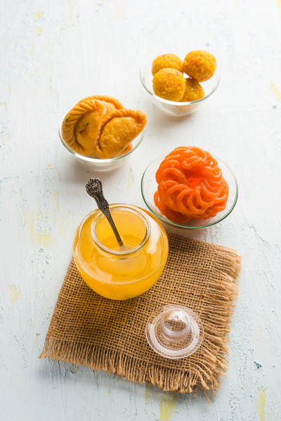 德西酥油配印度甜品，如Gujiya, Motichoor laddu和imarti或Jalebi