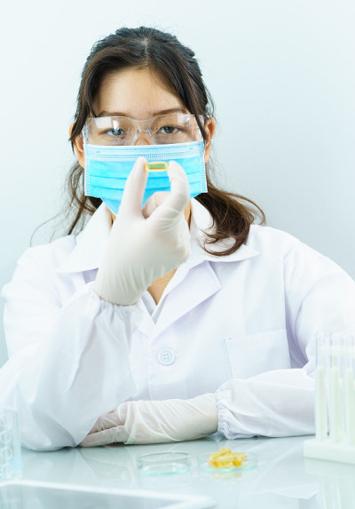 科学家拿着实验室里的欧米茄3胶囊