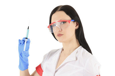女医生戴着防护眼镜和注射器