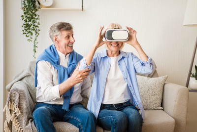 现代技术。老年妇女测试VR眼镜