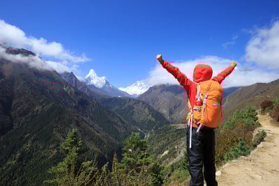 在喜马拉雅山徒步旅行的女背包客