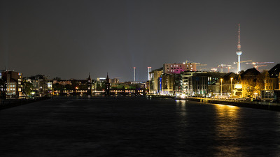 从施普雷河拍摄的柏林夜景