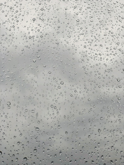 背景与雨滴在窗玻璃上
