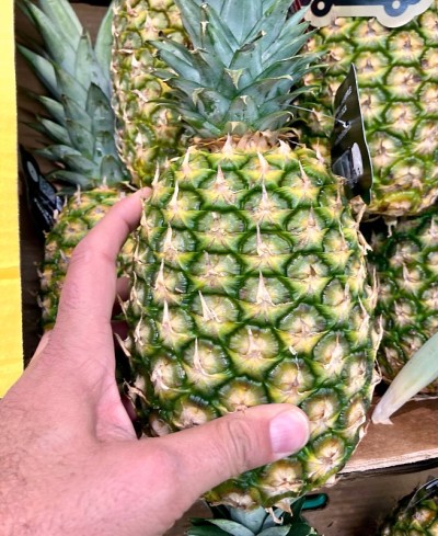 从市场小摊上买菠萝