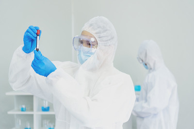 科学家covid-19病毒化学研究实验生物技术抗体样本实验室培养抗病毒疫苗。科学家看显微镜，科学试管