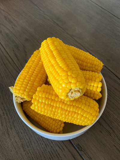 黄色的煮玉米