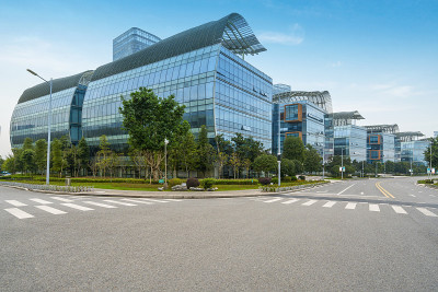 中国重庆的高速公路和城市现代建筑