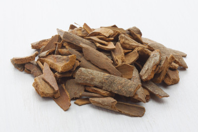 白色背景上的一堆香料。