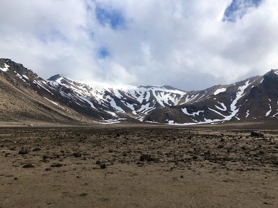 新西兰北岛，汤加里罗阿尔卑斯十字路口，南火山口阶段，火山景观与被雪覆盖的山景