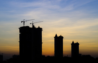 夕阳下的建筑工程剪影