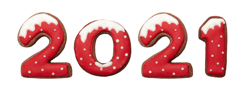 姜味圣诞或新年饼干以2021年的形式出现。孤立在白色背景上。季节性包装和新年属性。