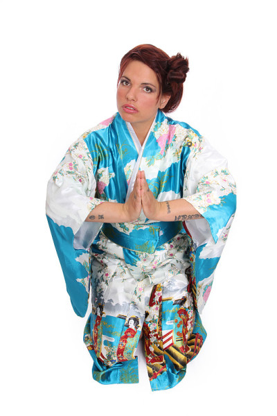 穿着亚洲传统服装的妇女