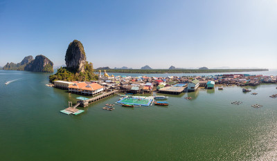 美丽的风景清真寺的大海和天空在Punyi岛的夏天，Ko Panyi或Koh Panyee，穆斯林渔村