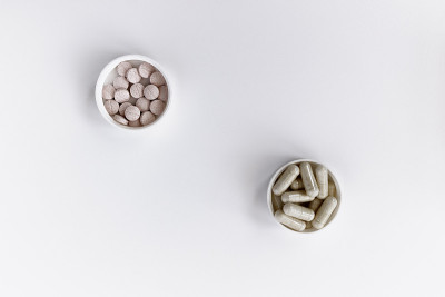 维生素B-12(甲基钴胺+二苯酰肼)咀嚼片和维生素B6(吡doxal-5-磷酸)胶囊的近摄。饮食的概