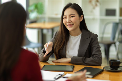 女企业家面试新员工，与合作伙伴洽谈业务