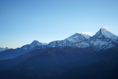 雪山的ghrepani Poon山和彩色的payer旗帜，喜马拉雅山脉Annapurna