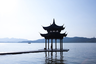 西湖上的古亭子