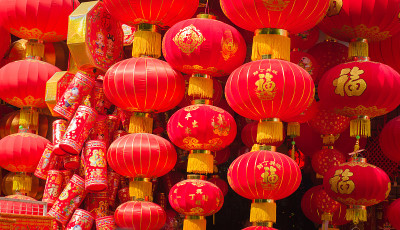 传统的红灯笼是中国新年的装饰。