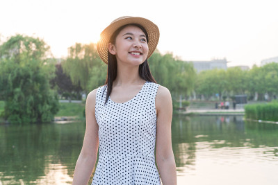 一个快乐的女人站在湖边的肖像