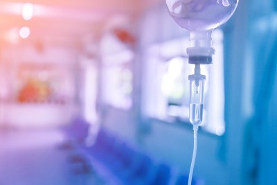 医院病房内生理盐水袋静脉滴注、医疗理念、治疗病人急诊和注射药物输液护理化疗理念。蓝色背景医院选择性聚