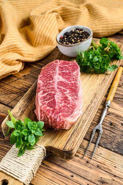 生大理石牛排。木制背景。俯视图