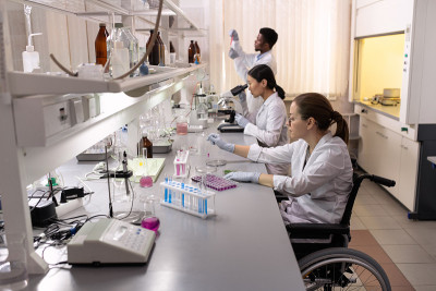 在实验室工作的科学家