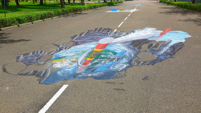 3D街道变形画在沥青上的公园。沥青的艺术概念。马尔代夫,Hulhumale小镇。