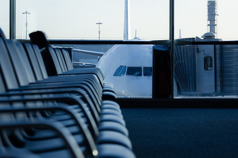 离场区空座排，背景上有飞机连接到手指码头