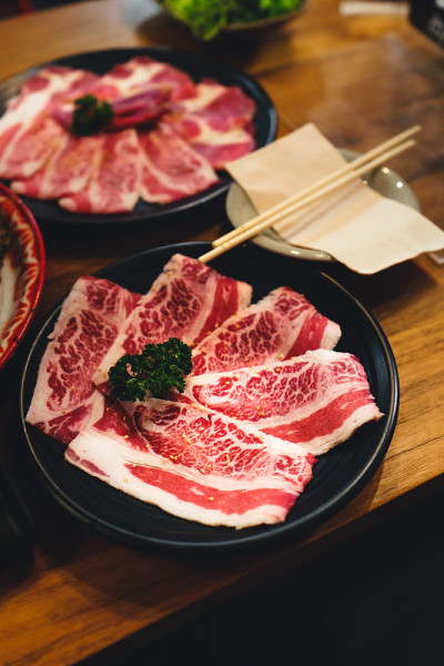 日本烤牛肉在餐厅的火盆里烤牛肉片
