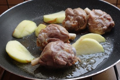 油酥鸭腿配苹果