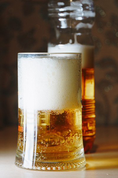 店里的啤酒是倒在一个塑料瓶里的