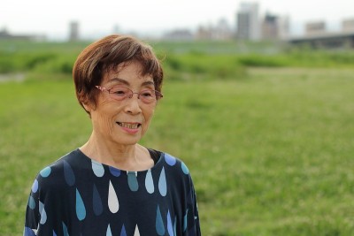 一个女人微笑