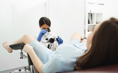 阴道镜检查，检查子宫颈。妇科医生用阴道镜检查子宫腔。Gyneoclogy,妇女的健康