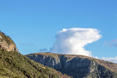 绿树成荫，峡谷峡谷，多云的天空