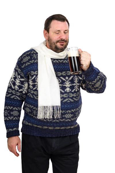 打算喝啤酒杯的大胡子男人