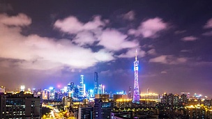 夜里广州塔附近的城市景观和新城市的天际线。时间间隔