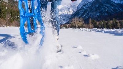 在新雪上穿雪鞋