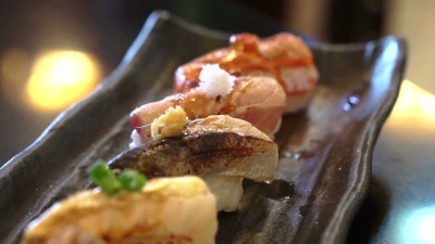 Aburi nigiri套装或烧制寿司套装。日式食物，生鱼片，快火烧焦